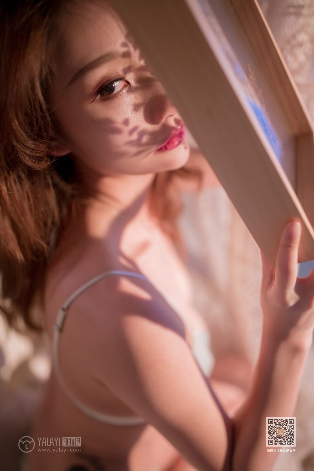 春光乍泄的大美女居家左扭右摆美少妇写真摄影