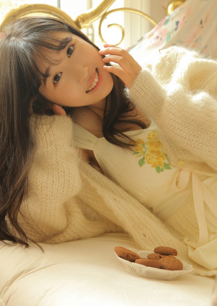 日本窝窝妹王炜炜吊带内衣三角内裤丝袜美腿丝袜亚洲综合