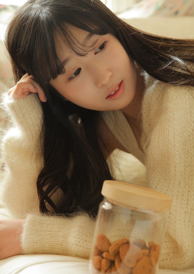 日本窝窝妹王炜炜吊带内衣三角内裤丝袜美腿丝袜亚洲综合