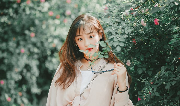 日本窝窝妹王炜炜吊带内衣三角内裤丝袜美腿丝袜亚洲综合