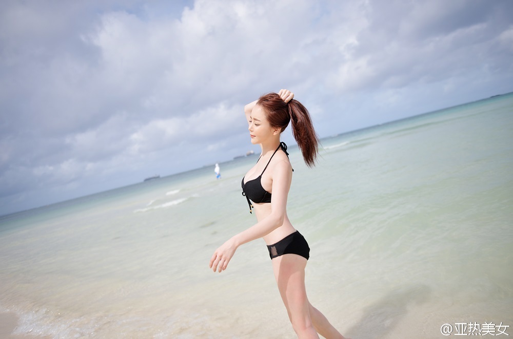 极品身材性感比基尼美女海边写真