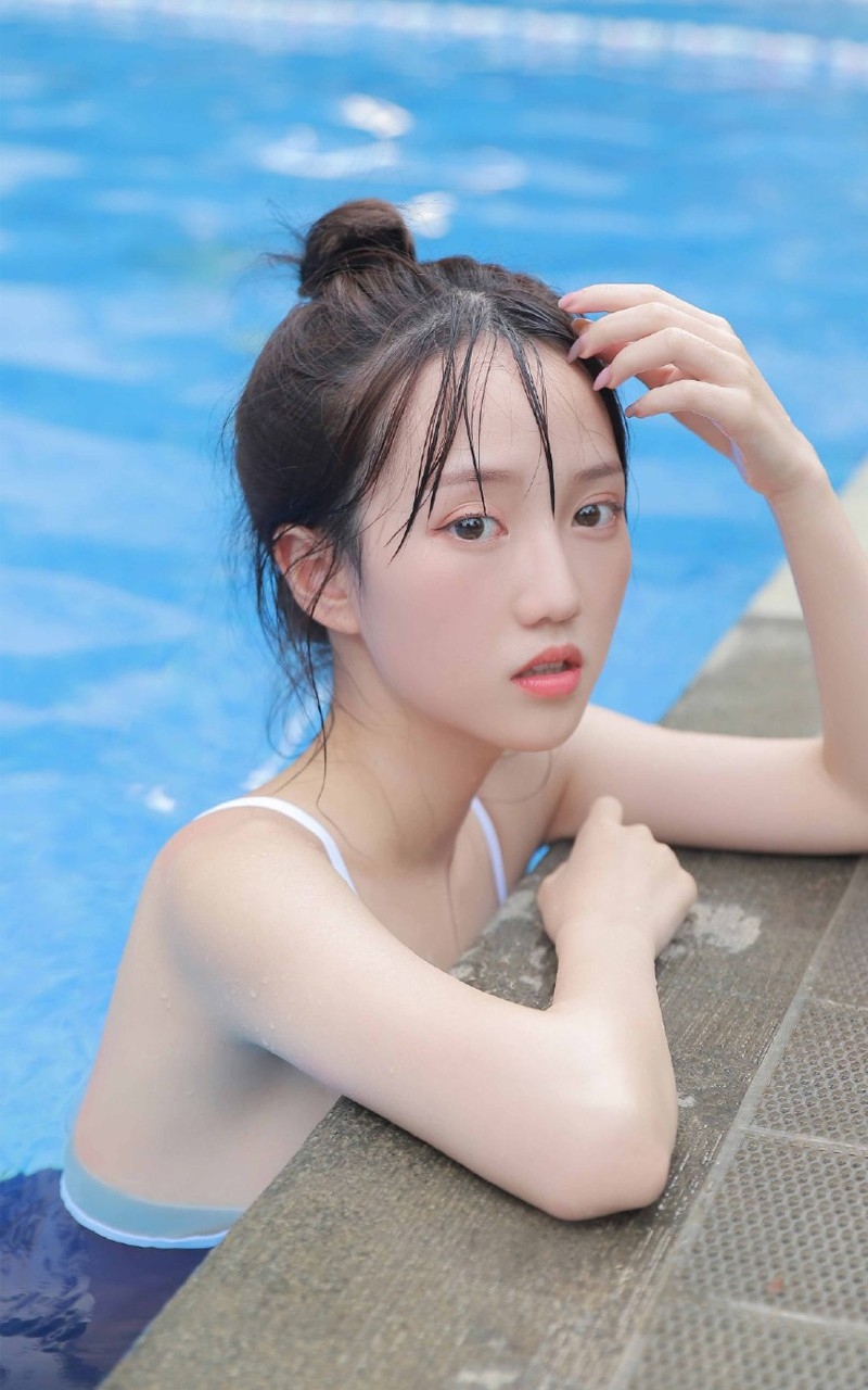 夏日死库水泳衣湿身美女泳池白嫩肉体摄影性感诱人写真