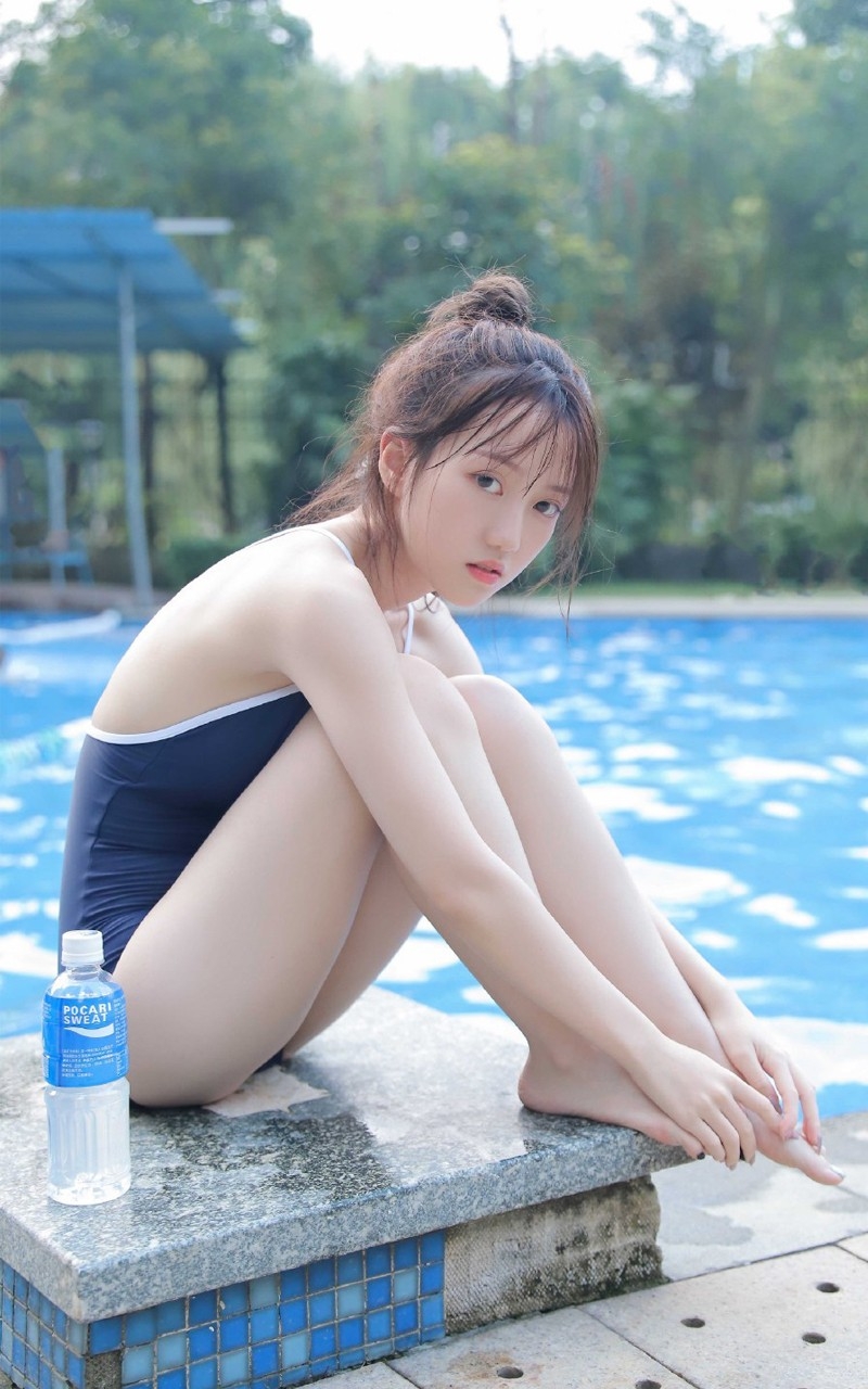 夏日死库水泳衣湿身美女泳池白嫩肉体摄影性感诱人写真