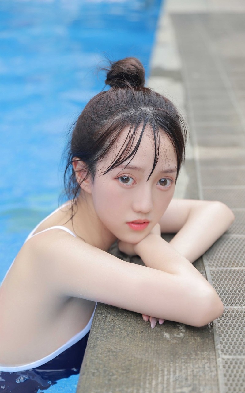 夏日死库水泳衣湿身美女泳池白嫩肉体摄影性感诱人写真