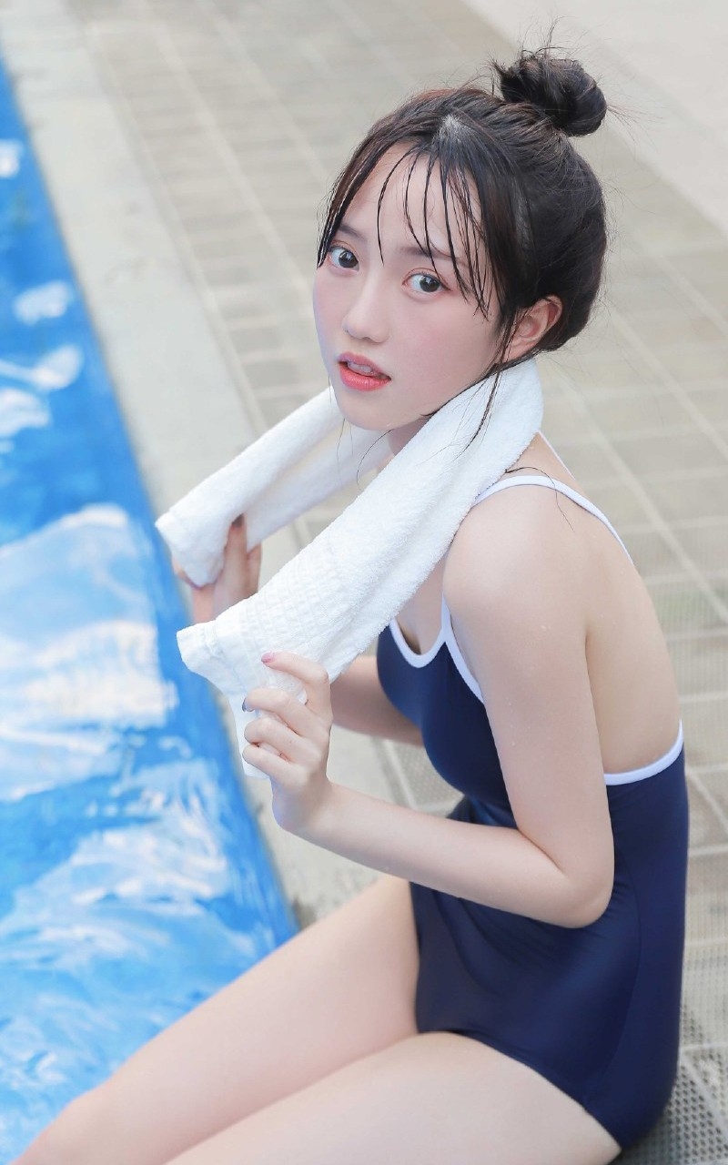 夏日死库水泳衣湿身美女泳池白嫩肉体摄影性感诱人写真
