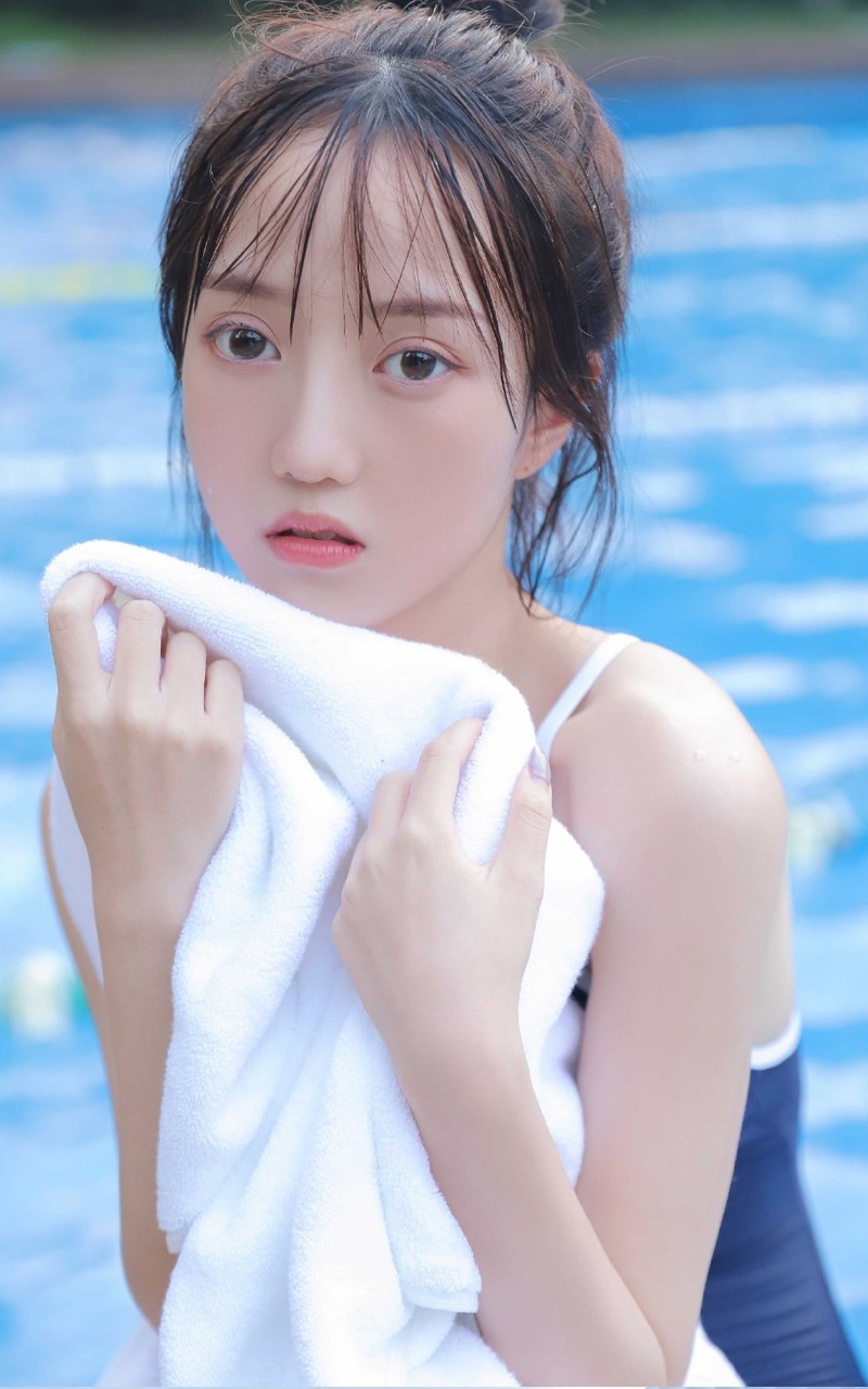 夏日死库水泳衣湿身美女泳池白嫩肉体摄影性感诱人写真