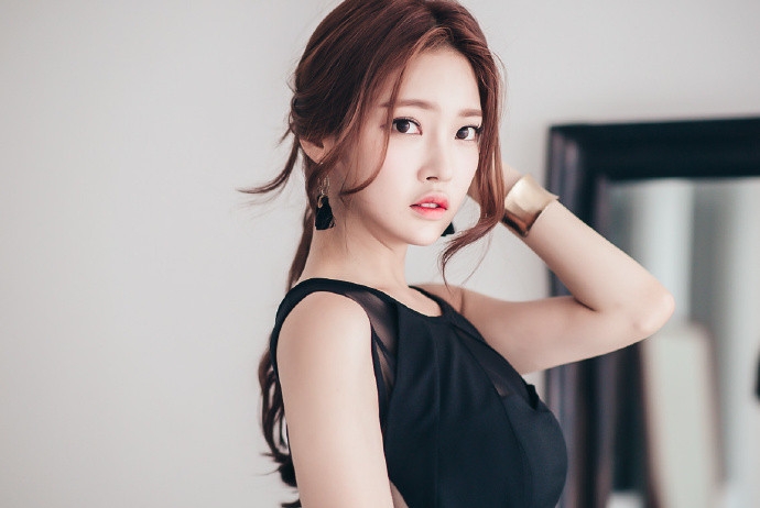 韩国美少妇傲人事业线性感写真