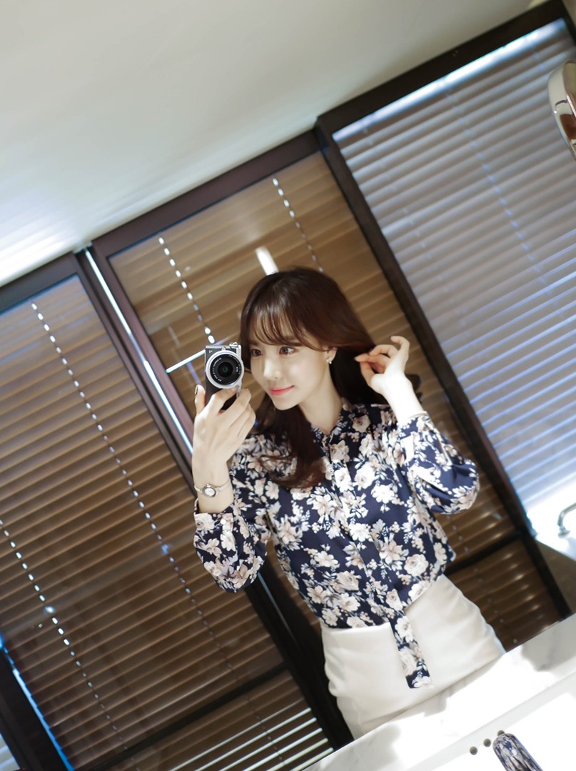 韩国气质美贵妇碎花衬衫居家写真