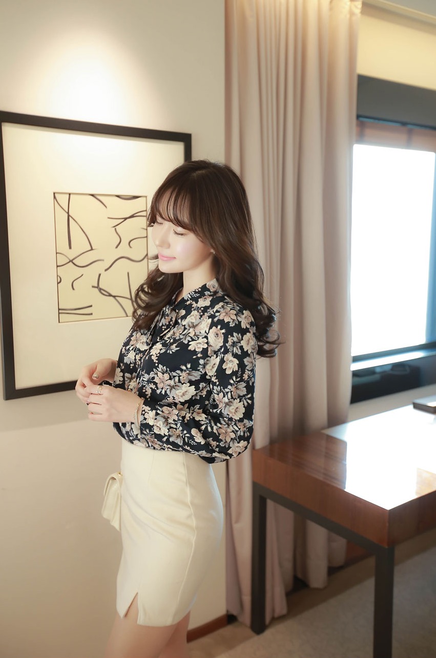 韩国气质美贵妇碎花衬衫居家写真