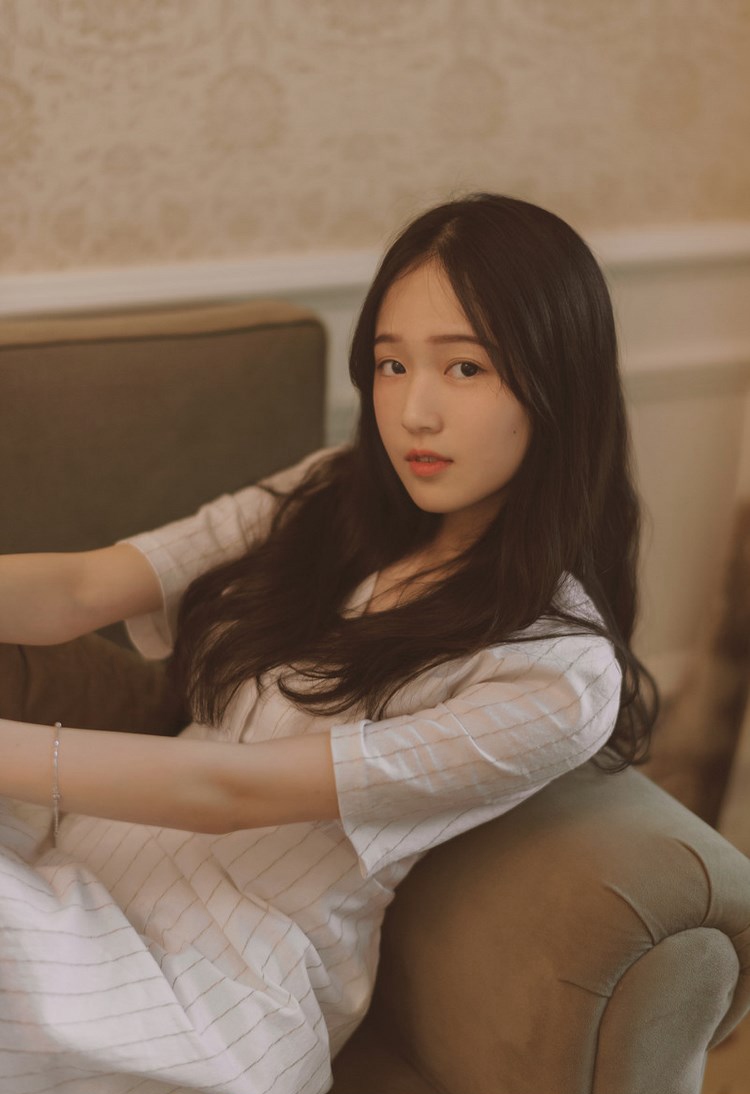 时尚嫩模妖艳狐狸精束胸吊带黑丝袜诱惑写真