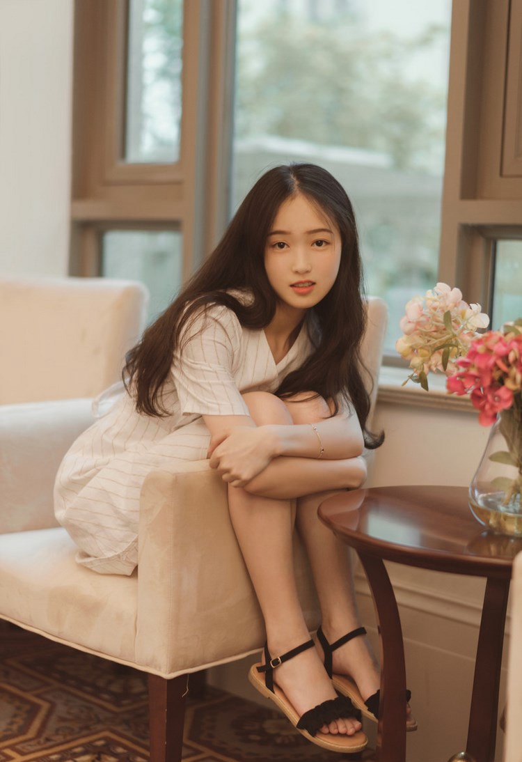 时尚嫩模妖艳狐狸精束胸吊带黑丝袜诱惑写真