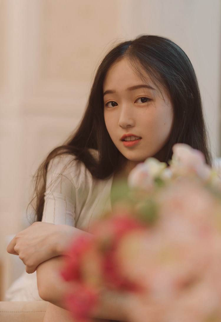 时尚嫩模妖艳狐狸精束胸吊带黑丝袜诱惑写真