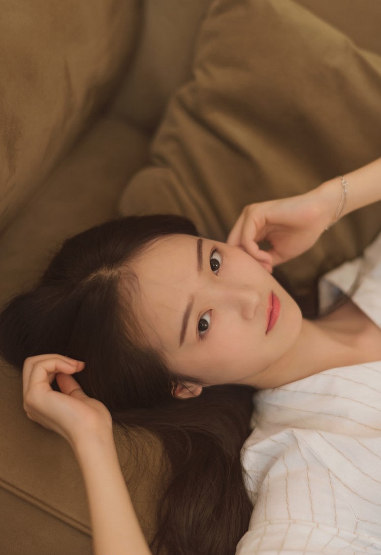 时尚嫩模妖艳狐狸精束胸吊带黑丝袜诱惑写真