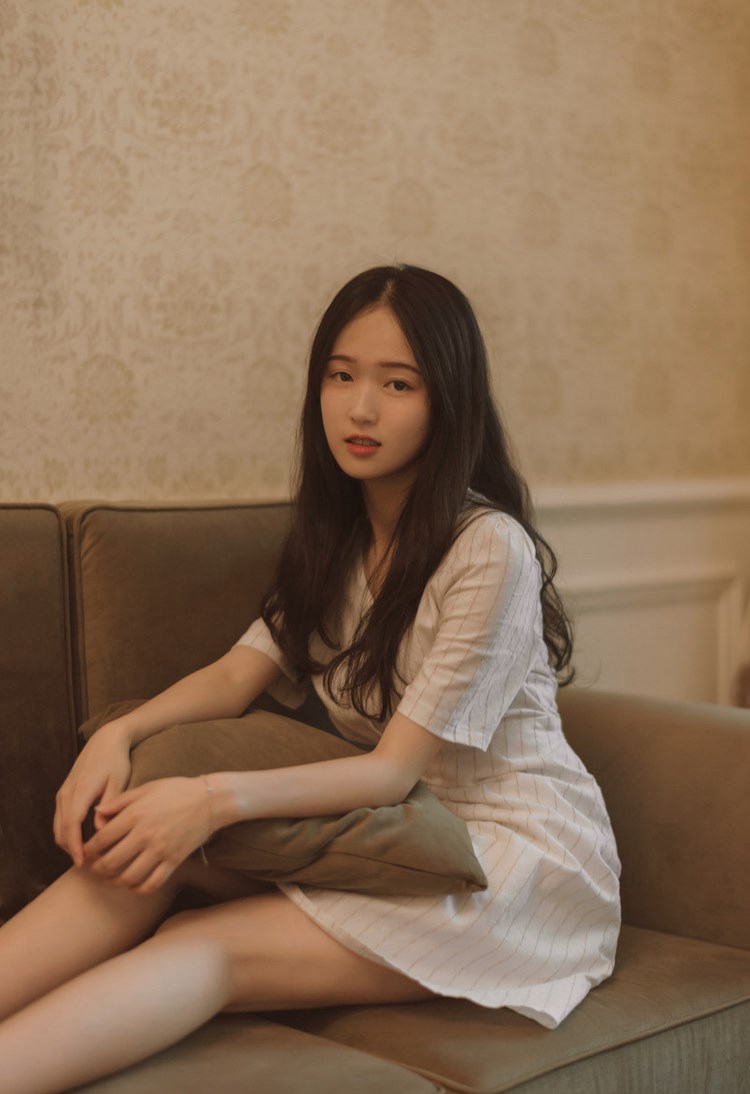 时尚嫩模妖艳狐狸精束胸吊带黑丝袜诱惑写真