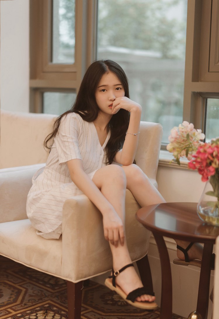 时尚嫩模妖艳狐狸精束胸吊带黑丝袜诱惑写真