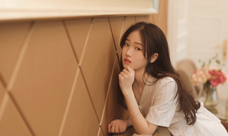 时尚嫩模妖艳狐狸精束胸吊带黑丝袜诱惑写真