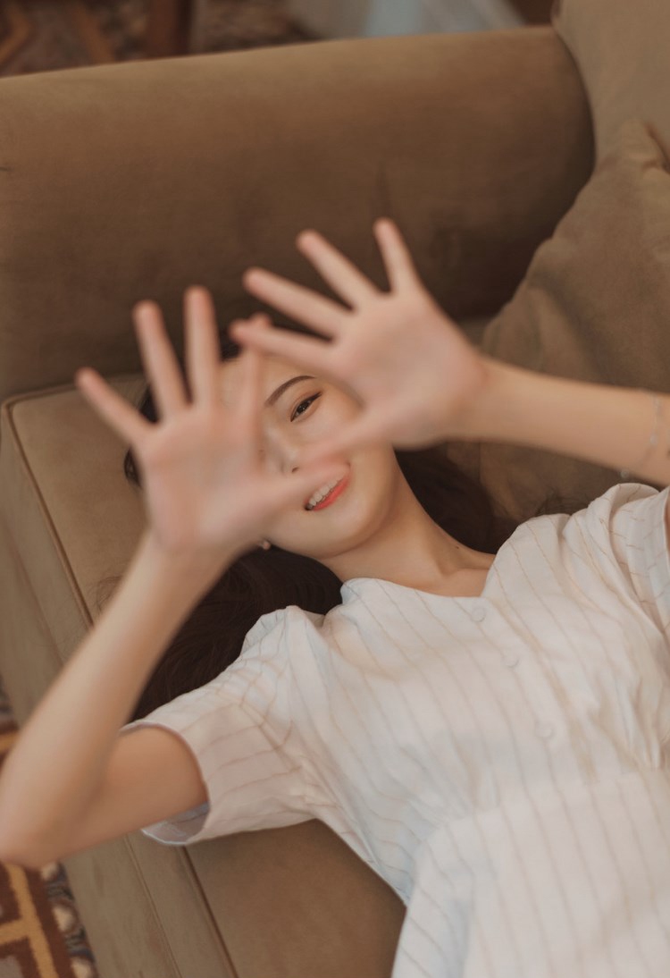 时尚嫩模妖艳狐狸精束胸吊带黑丝袜诱惑写真