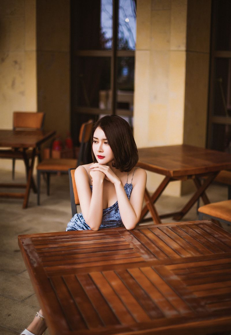 时尚嫩模妖艳狐狸精束胸吊带黑丝袜诱惑写真