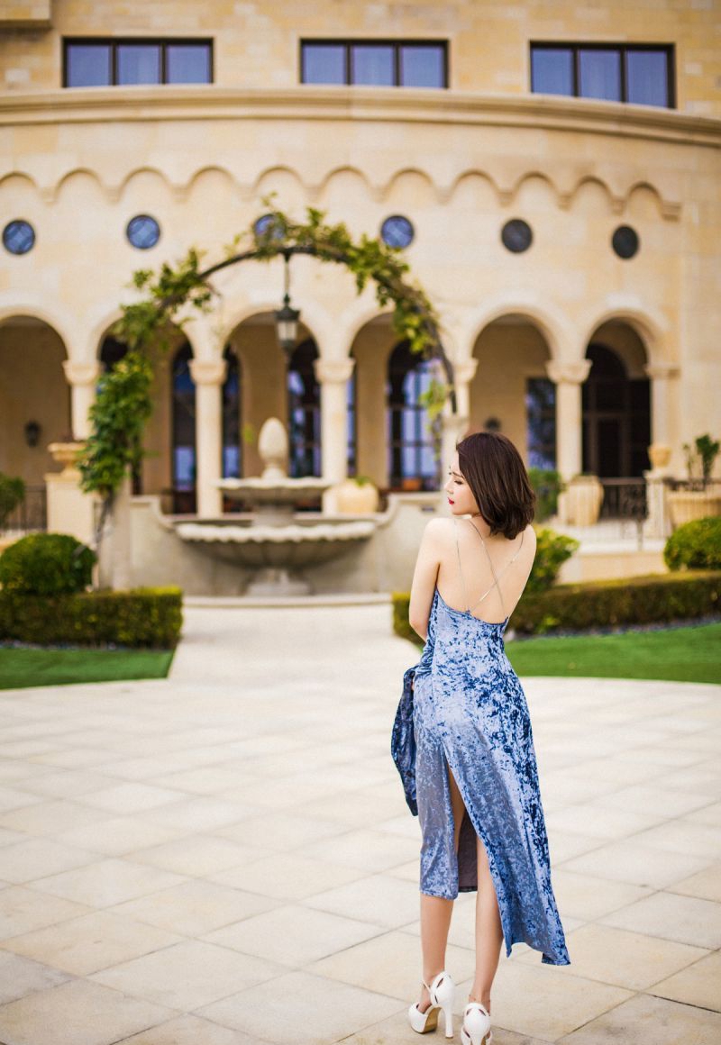 时尚嫩模妖艳狐狸精束胸吊带黑丝袜诱惑写真