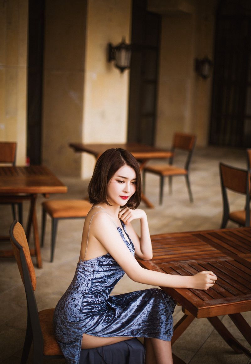 时尚嫩模妖艳狐狸精束胸吊带黑丝袜诱惑写真