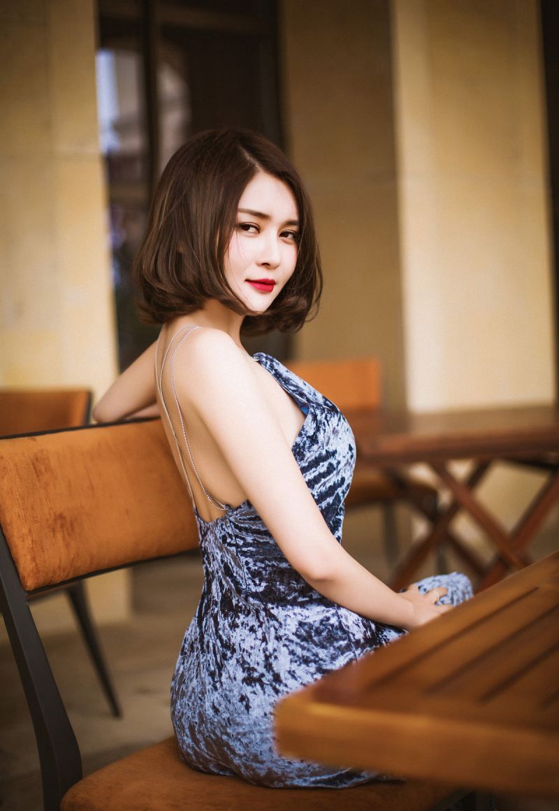 时尚嫩模妖艳狐狸精束胸吊带黑丝袜诱惑写真