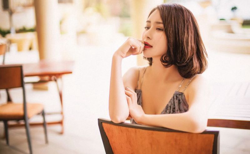 时尚嫩模妖艳狐狸精束胸吊带黑丝袜诱惑写真