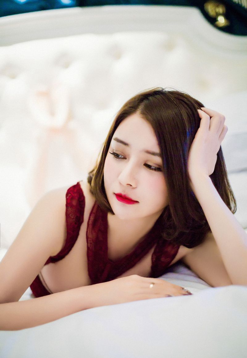 时尚嫩模妖艳狐狸精束胸吊带黑丝袜诱惑写真