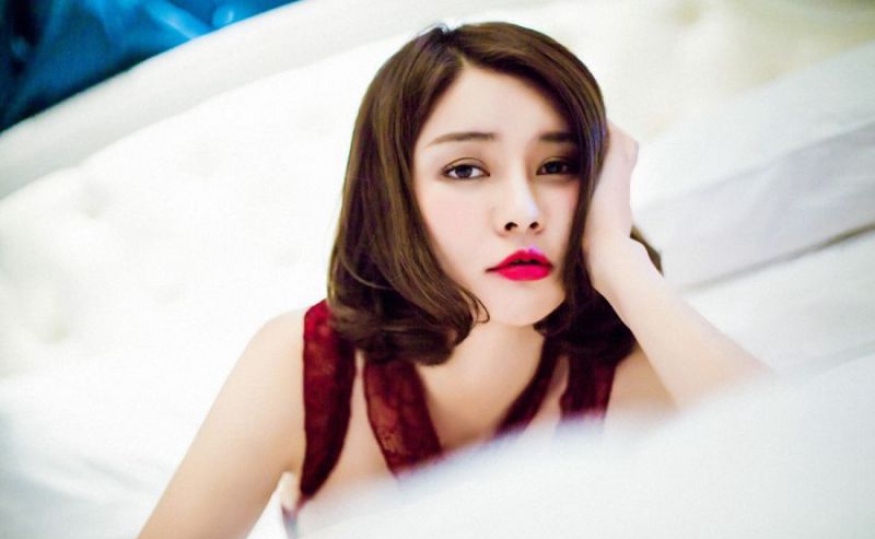 时尚嫩模妖艳狐狸精束胸吊带黑丝袜诱惑写真