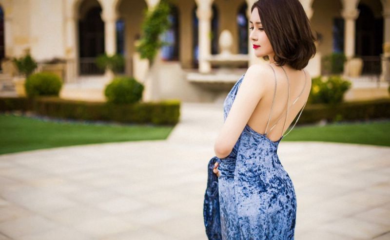 时尚嫩模妖艳狐狸精束胸吊带黑丝袜诱惑写真