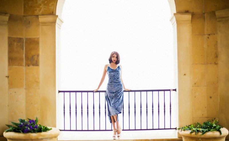 时尚嫩模妖艳狐狸精束胸吊带黑丝袜诱惑写真