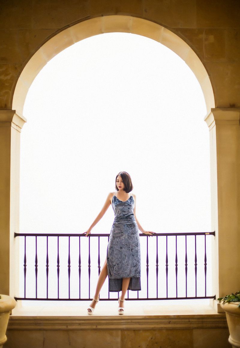 时尚嫩模妖艳狐狸精束胸吊带黑丝袜诱惑写真