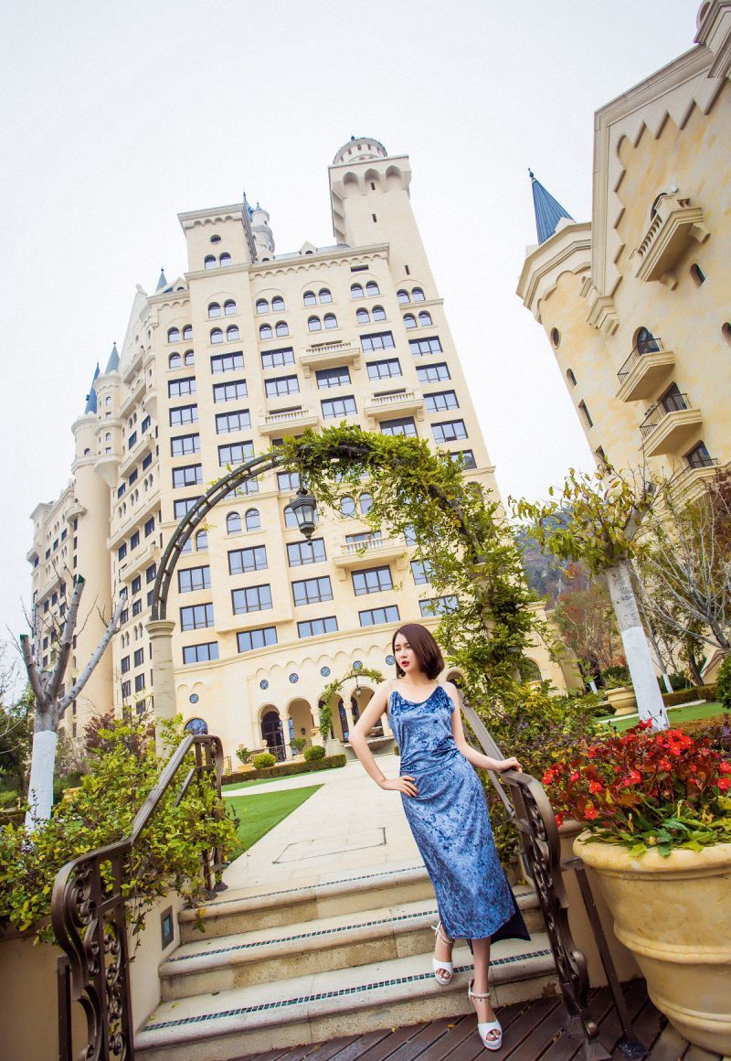 时尚嫩模妖艳狐狸精束胸吊带黑丝袜诱惑写真