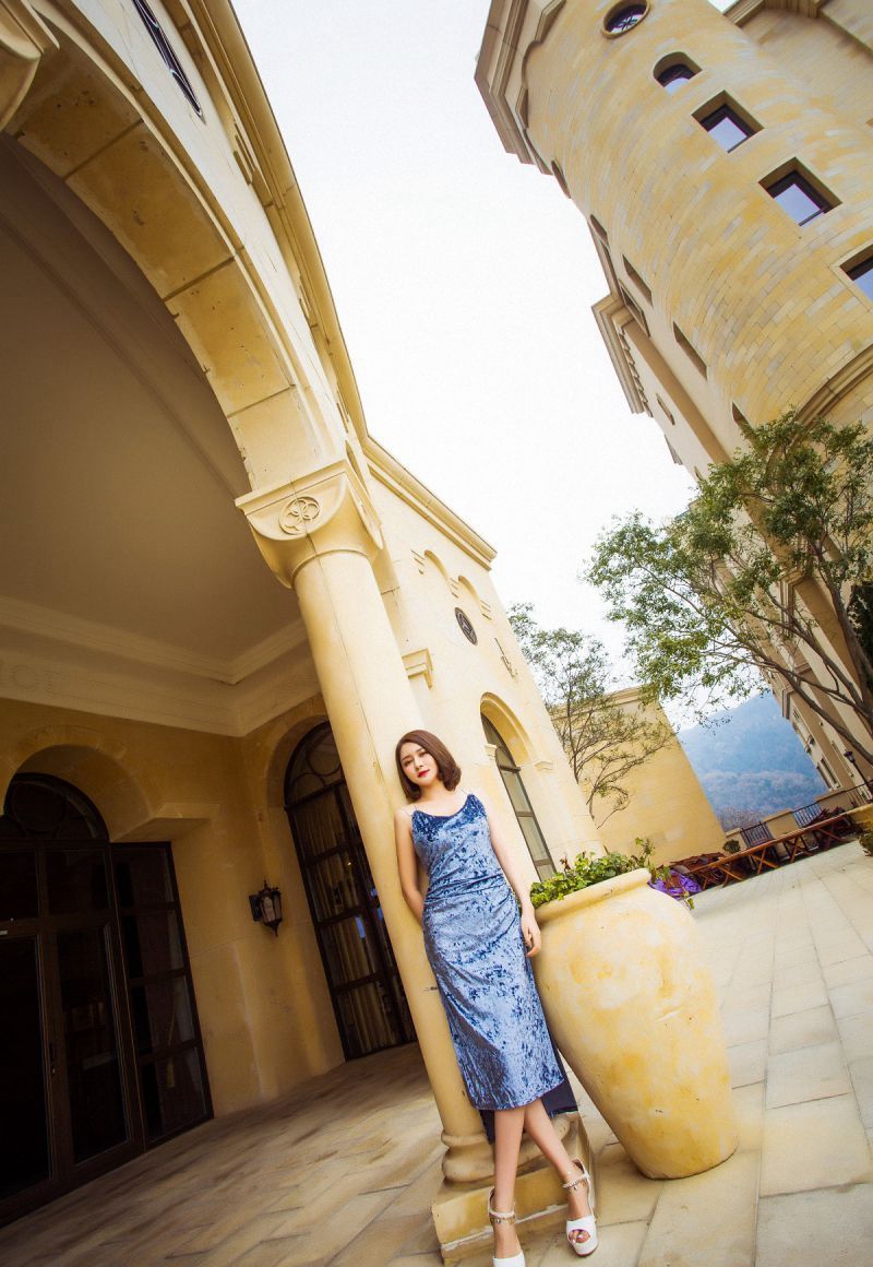 时尚嫩模妖艳狐狸精束胸吊带黑丝袜诱惑写真