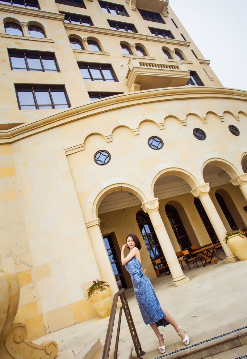 时尚嫩模妖艳狐狸精束胸吊带黑丝袜诱惑写真