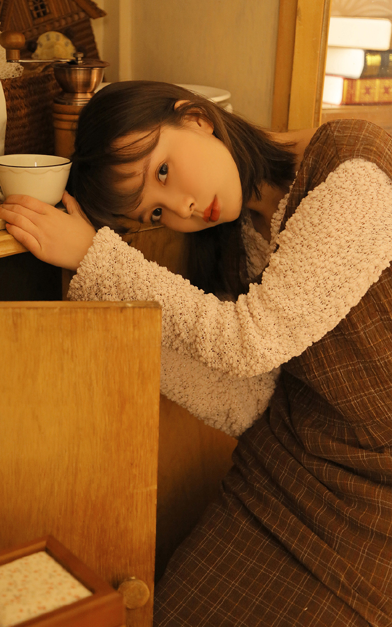 日本女仆装美女白丝吊袜带美腿玉足床照写真