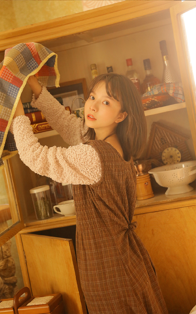 日本女仆装美女白丝吊袜带美腿玉足床照写真