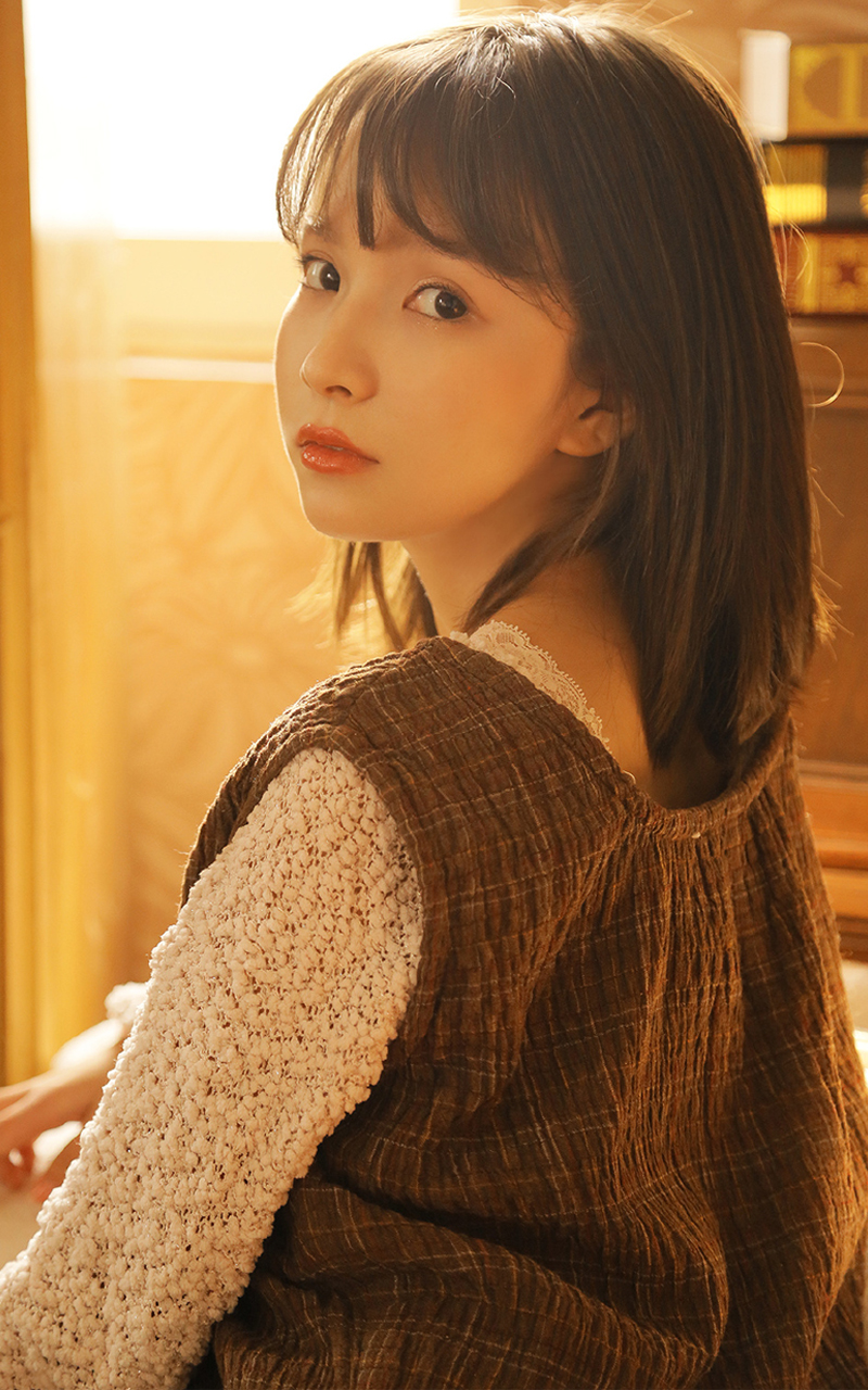 日本女仆装美女白丝吊袜带美腿玉足床照写真