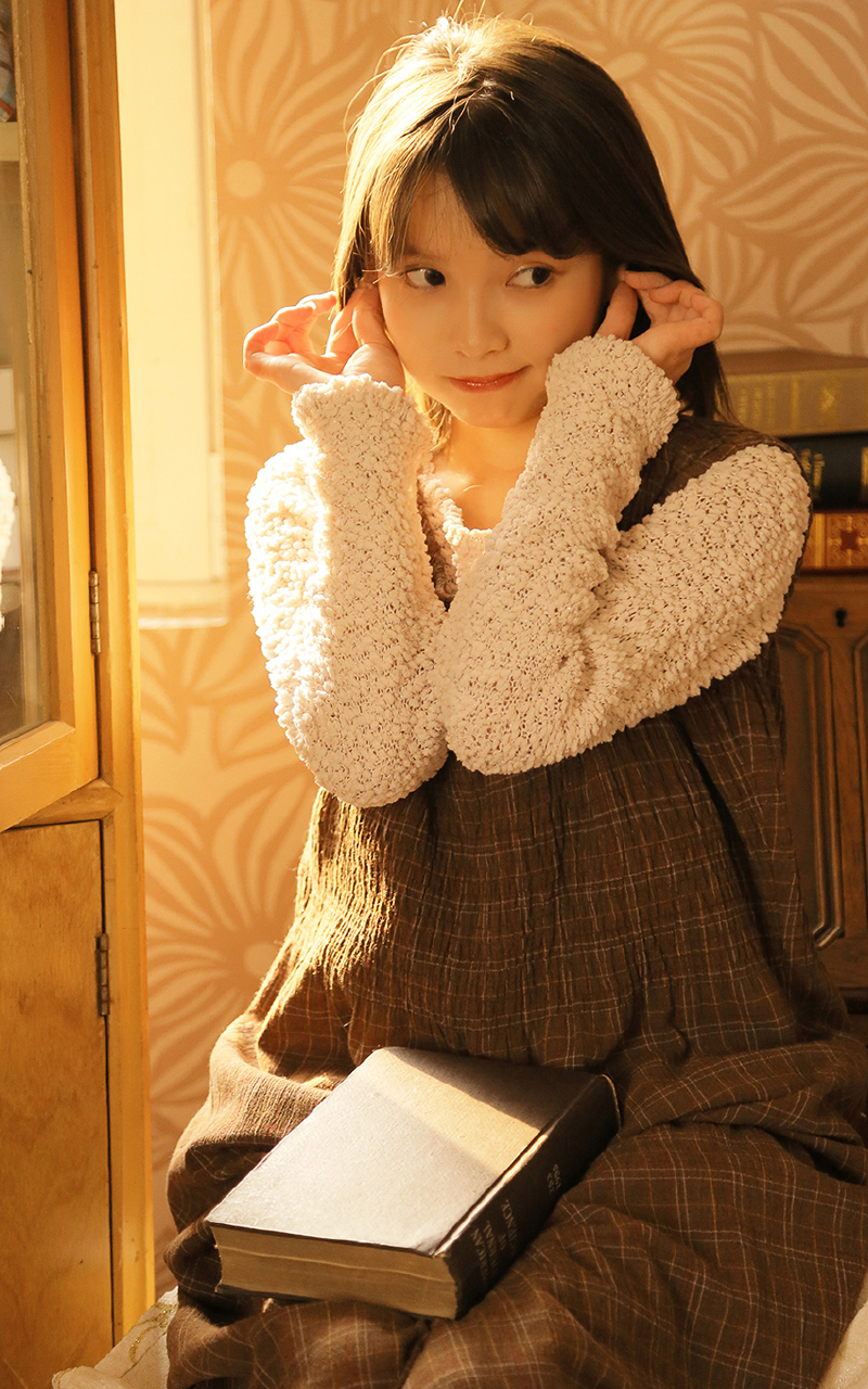 日本女仆装美女白丝吊袜带美腿玉足床照写真