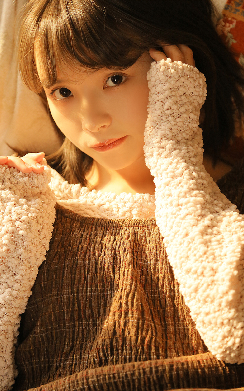 日本女仆装美女白丝吊袜带美腿玉足床照写真