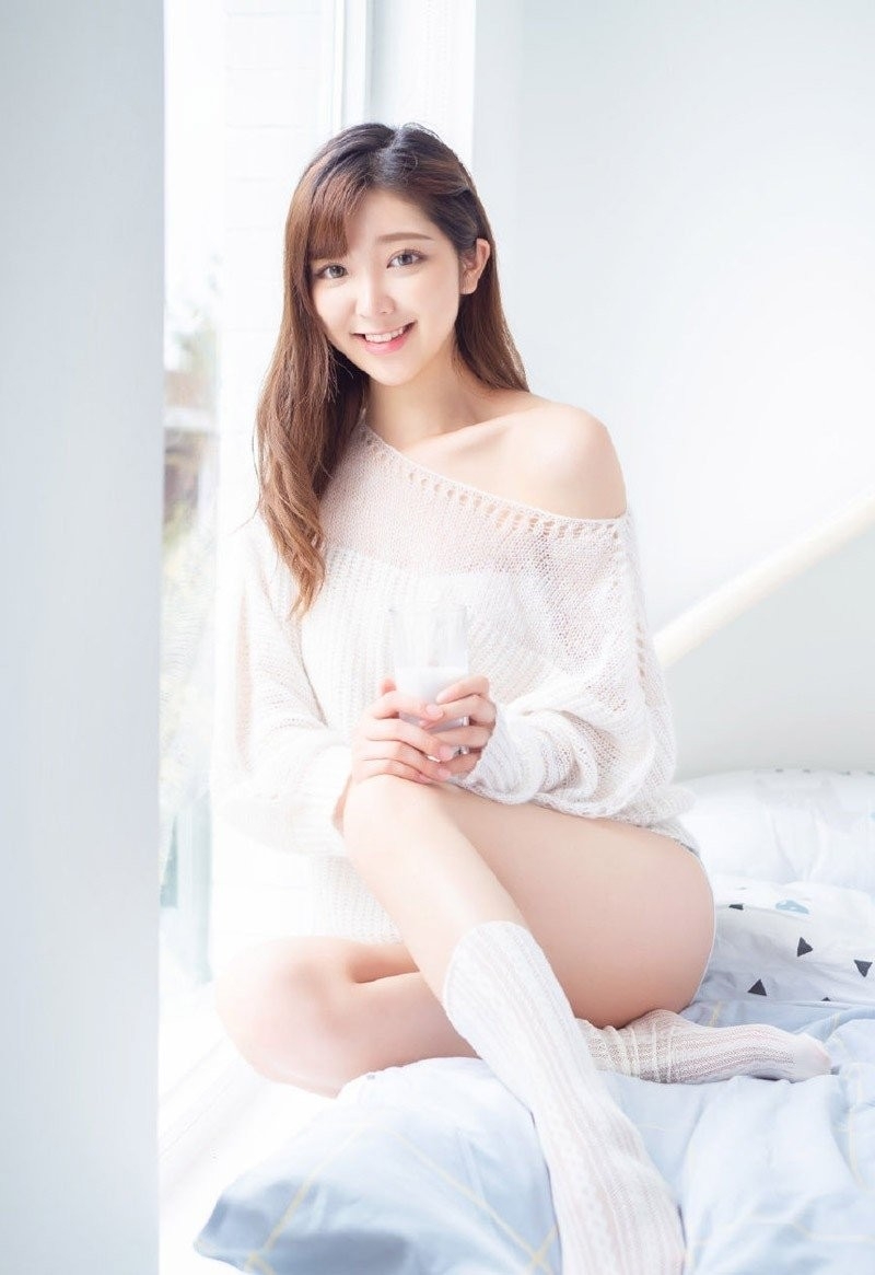 丰满大腿漂亮御姐氧气干净小清新白丝床上女神诱写真