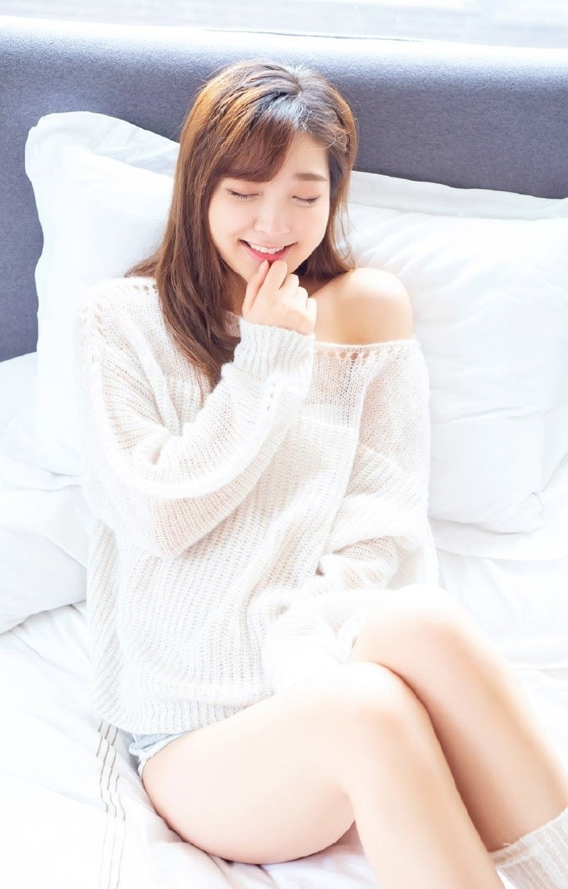 丰满大腿漂亮御姐氧气干净小清新白丝床上女神诱写真