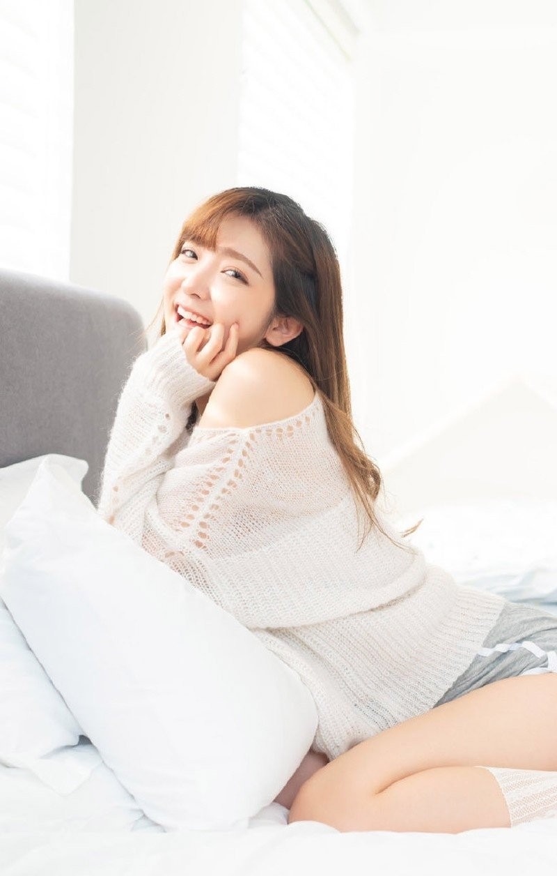 丰满大腿漂亮御姐氧气干净小清新白丝床上女神诱写真