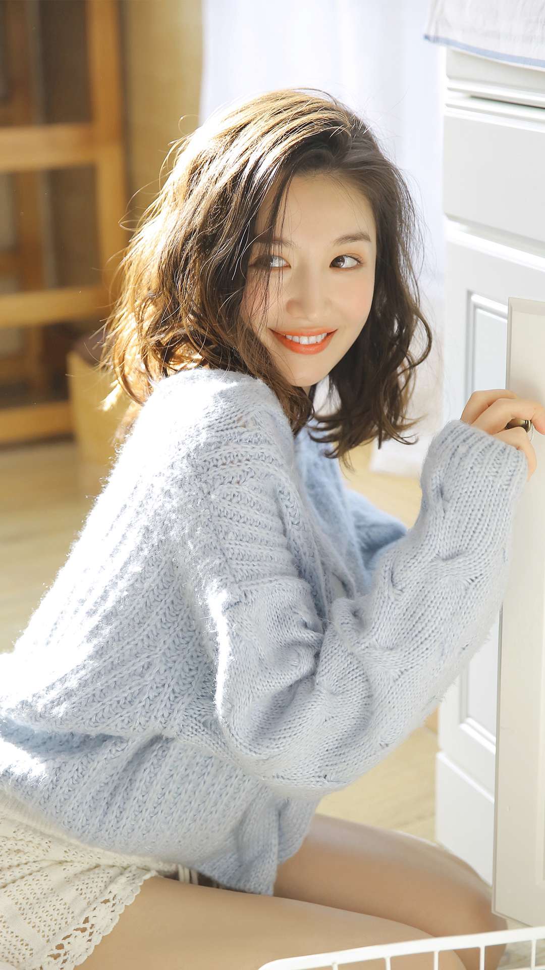 白丝美女精致侧颜甜美笑容图片