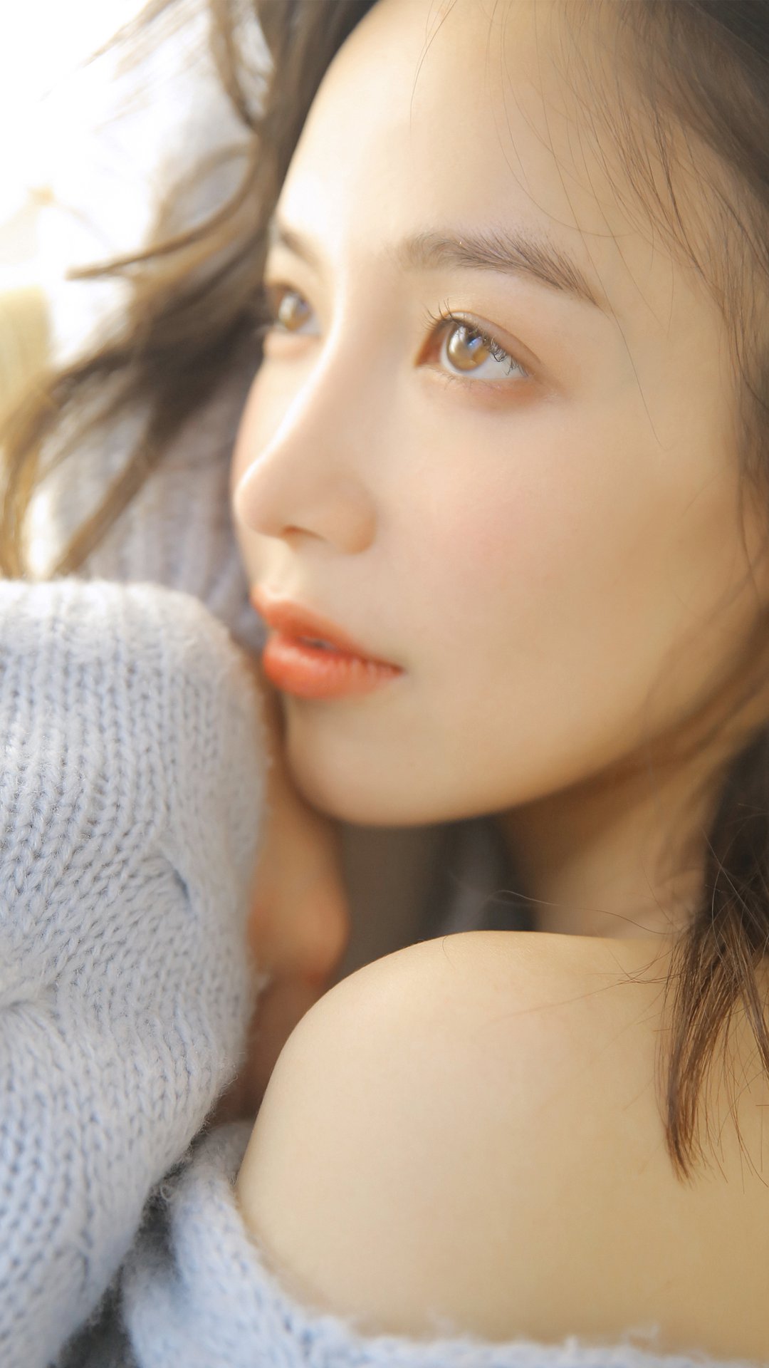 白丝美女精致侧颜甜美笑容图片