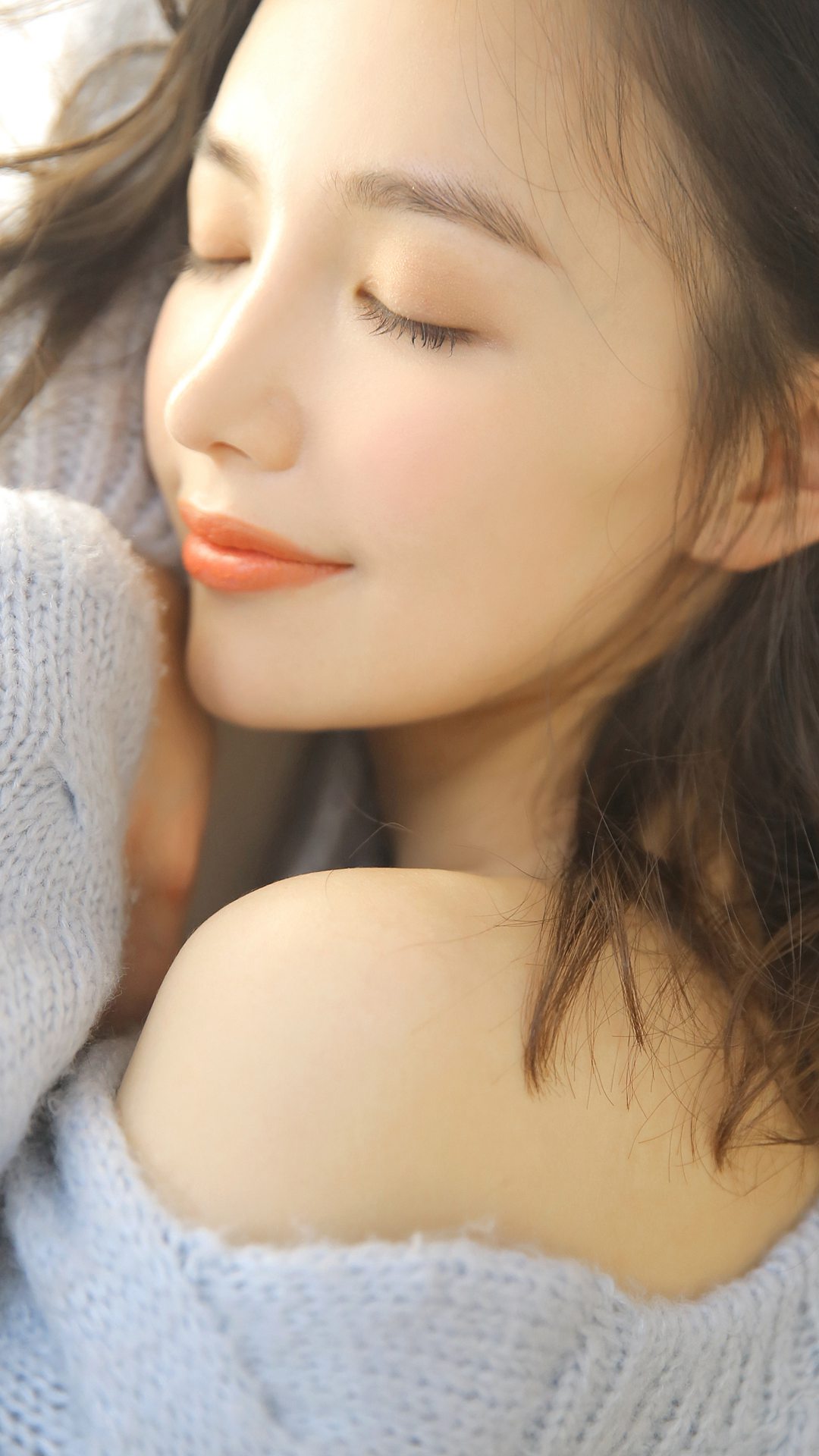 白丝美女精致侧颜甜美笑容图片