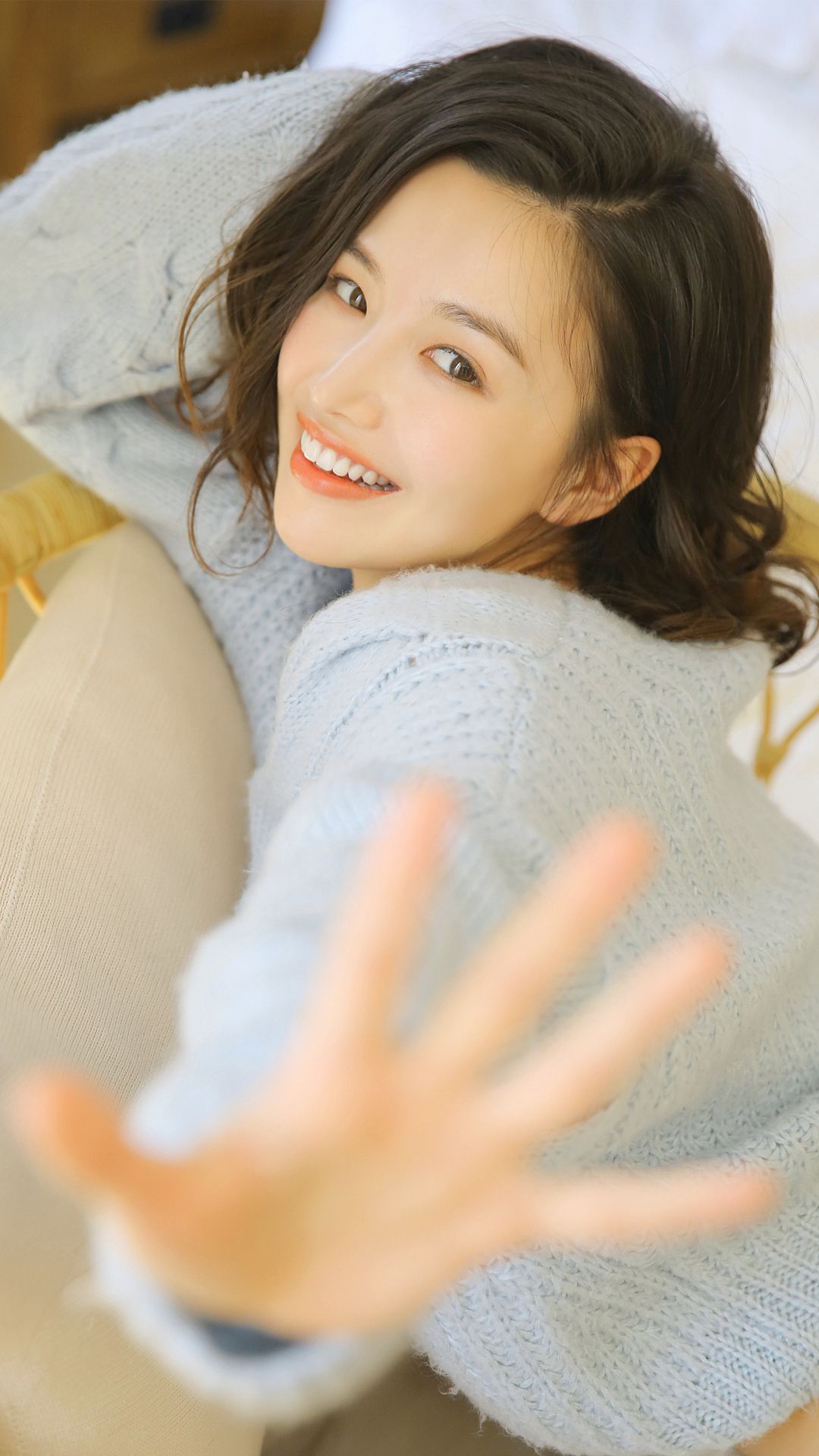 白丝美女精致侧颜甜美笑容图片