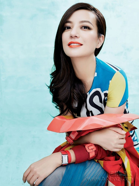 赵薇化身俏皮少女 青春漂亮