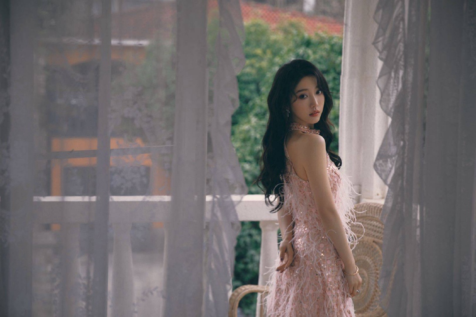 姜贞羽粉色羽毛短裙梦幻甜美写真