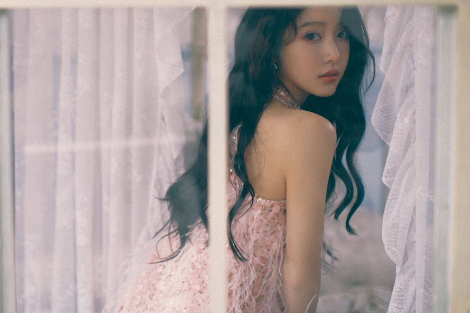 姜贞羽粉色羽毛短裙梦幻甜美写真