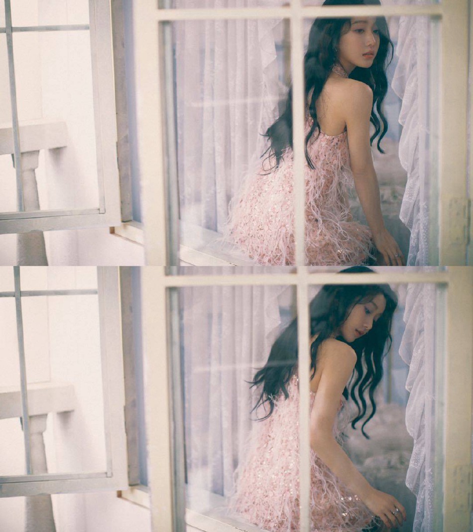 姜贞羽粉色羽毛短裙梦幻甜美写真